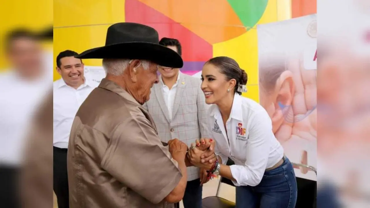 ¡Auxiliares auditivos para todos!, duranguenses con problemas auditivos se vieron beneficiados con esta segunda entrega. Foto: Facebook Marisol Rosso.