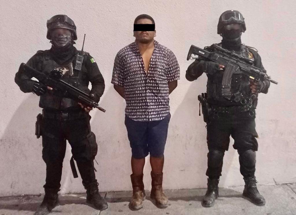 Policías de Fuerza Civil arrestaron a un hombre que portaba estrellas ponchallantas. Foto. Cortesía