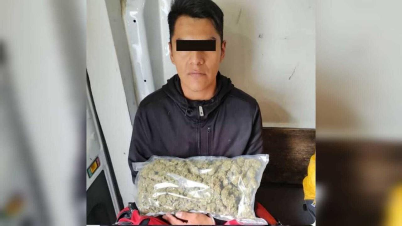 Un pasajero de transporte público fue detenido cuando viajaba con un a maleta que contenía marihuana. Dracko, un perro polícia de Naucalpan, lo descubrió durante un operativo de seguridad. Foto: Cortesía