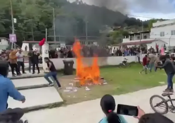 Queman libros de textos en Chiapas; amagan con más incineraciones