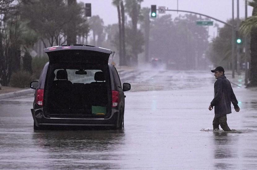 . Los meteorólogos advirtieron que la tormenta tropical Hilary era la primera tormenta tropical en golpear el sur de California en 84 años, y planteaba el riesgo a inundaciones, aludes de lodo, tornados aislados, vendavales y cortes de luz. (AP Foto/Mark J