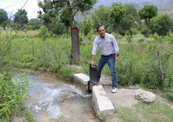 Marco González supervisa trabajos de ahorro de agua en producción nogalera en Rayones