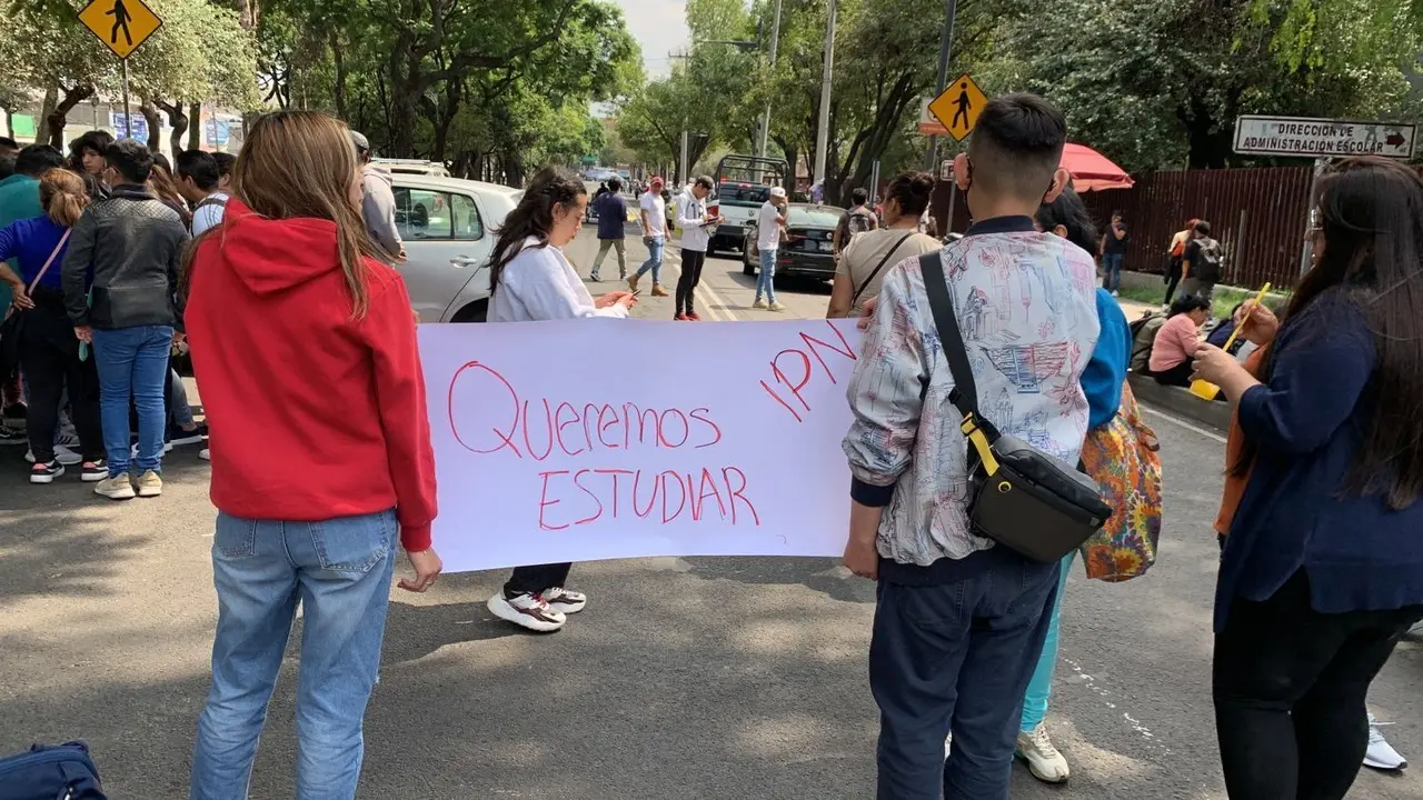 Estudiantes rechazados del IPN cierran vialidades en Lindavista.Foto: Ramón Ramírez