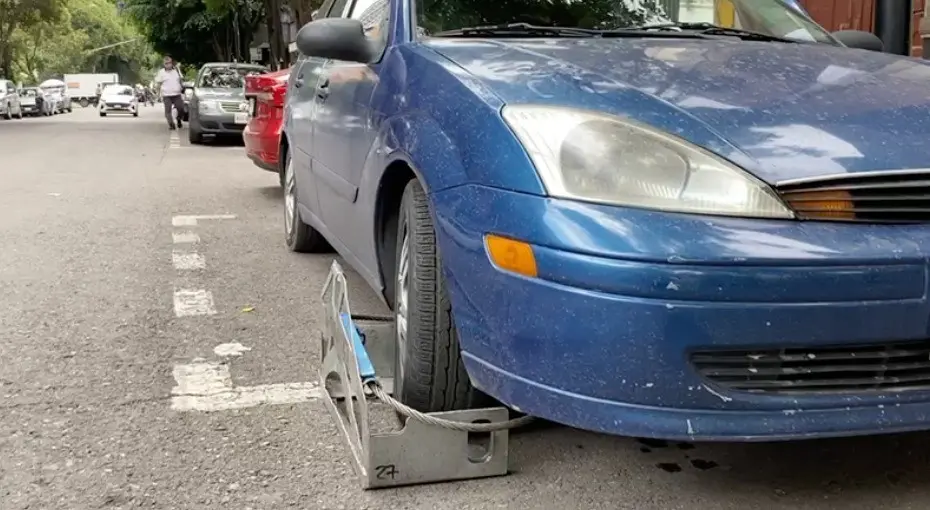 Vecinos y automovilistas muestran descontento ante la expansión de áreas de estacionamiento de pago en la colonia Juarez. Foto: Iván Macías