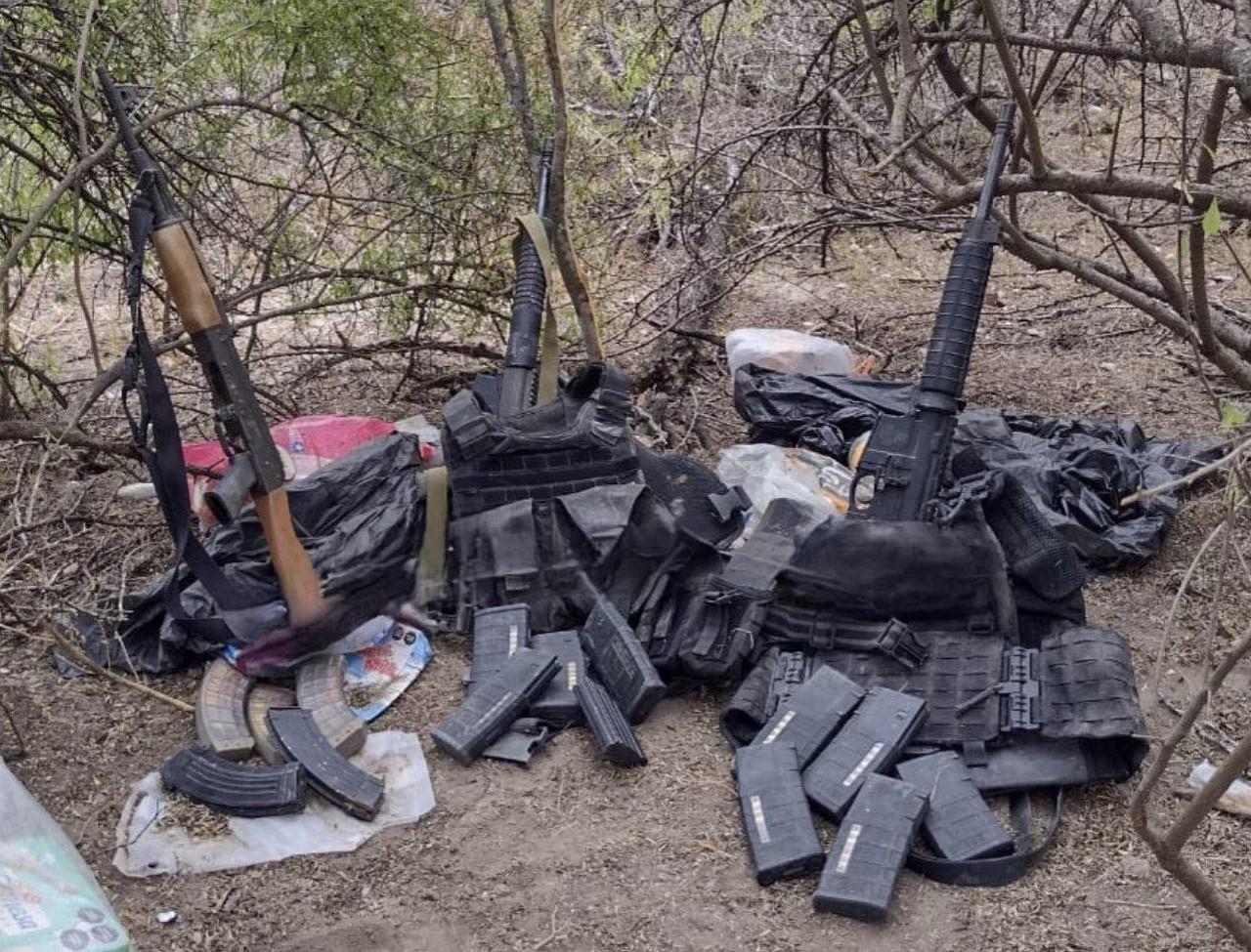 Fuerza Civil logró asegurar un importante arsenal de armas y equipo táctico que estaba en poder de los delincuentes. Foto: Facebook Gerardo Palacios Pámanes.