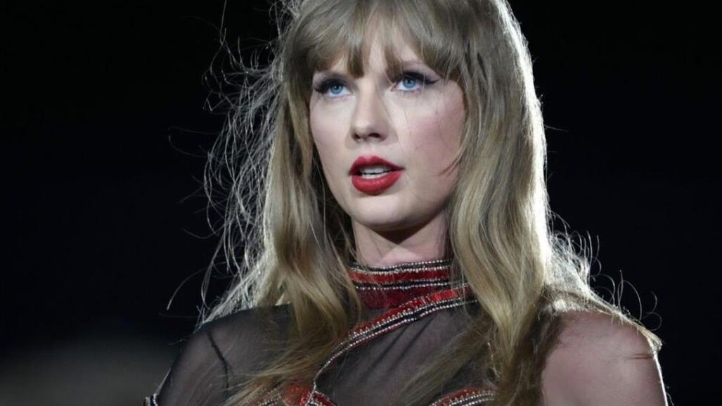 ¡Muy intensos! Acosan cientos de fans a Taylor Swift al salir de restaurante