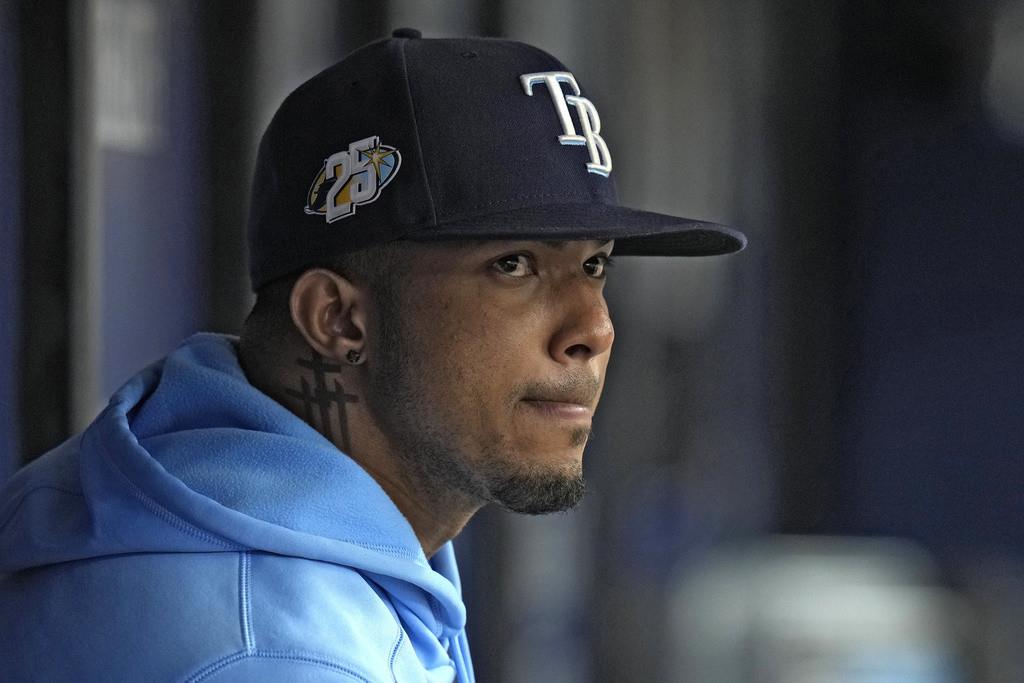 Wander Franco de los Rays de Tampa Bay observa el partido del equipo ante los Guardianes de Cleveland desde el dugout antes de irse en la quinta entrada, el domingo 13 de agosto de 2023, en St. Petersburg. (AP Foto/Chris OMeara)