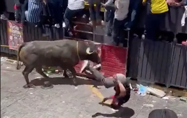 Embiste toro a un hombre en plena Huamantlada