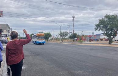 Usuarios se quejan de la falta de unidades del transporte urbano en Nuevo León