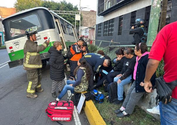 Microbús se estrella y deja 10 lesionados en Iztapalapa