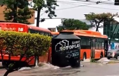 VIDEO: Tinaco choca contra un autobús