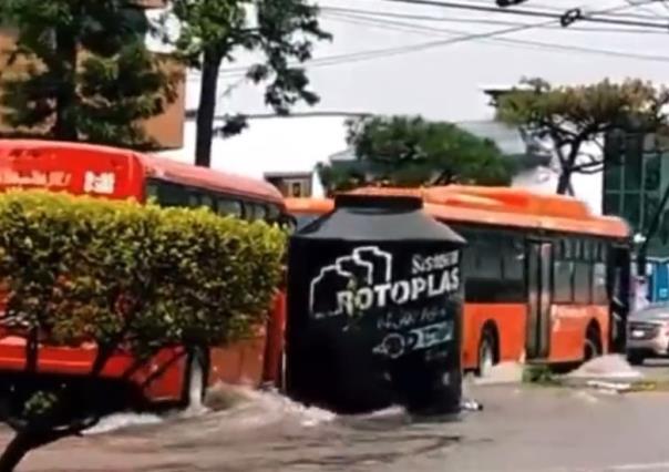 VIDEO: Tinaco choca contra un autobús