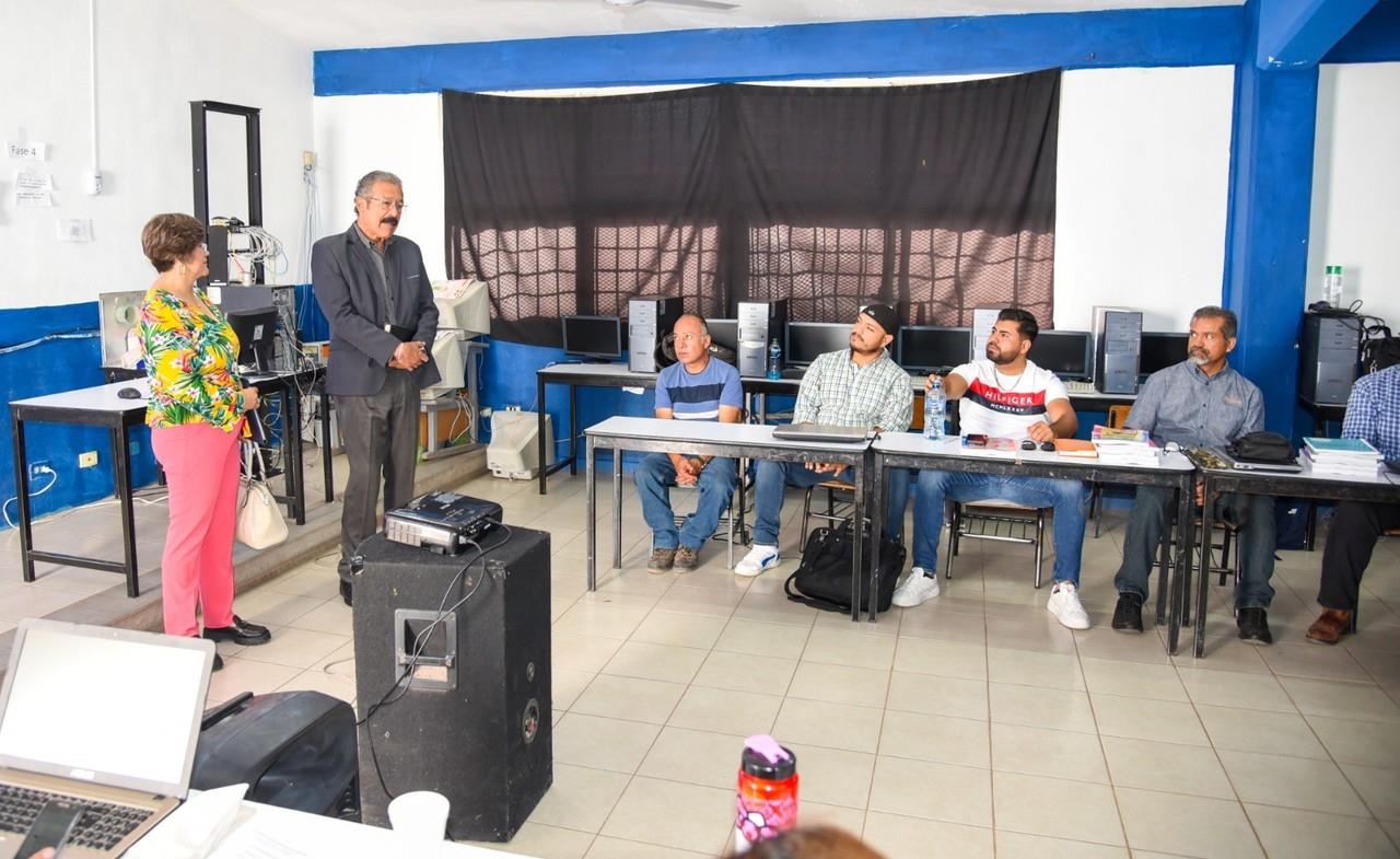 Maestros de educación básica analizan los nuevos libros de texto gratuitos. Foto: Cortesía.