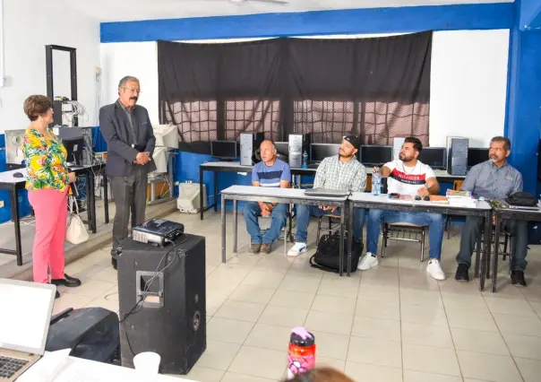 Maestros de Durango analizan libros de texto antes de iniciar el ciclo escolar