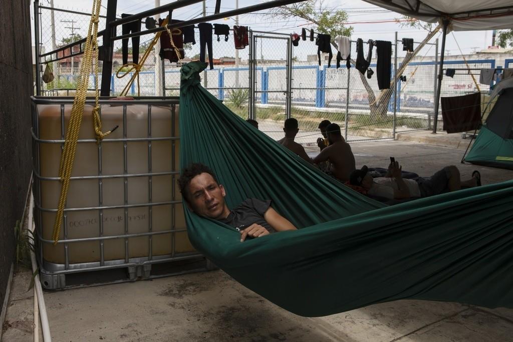 Un migrante descansa sobre su hamaca en un albergue el miércoles 16 de agosto de 2023, en Matamoros, México. (AP Foto/Jacky Muniello)