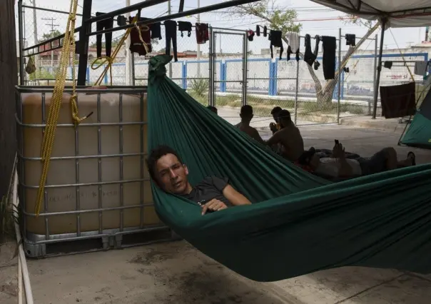 Llegan y llegan, albergue en Matamoros no se da abasto para migrantes