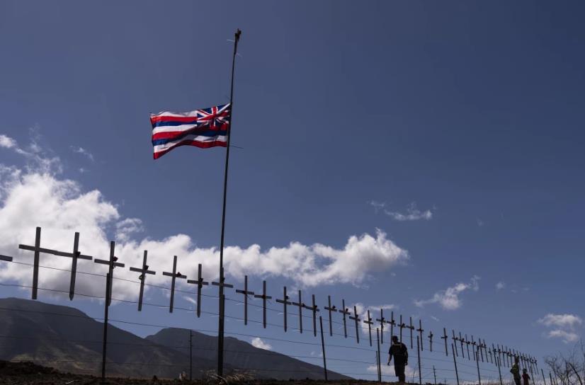 Cruces y una bandera en honor a las víctimas de los recientes incendios, en Lahaina, Hawai, el 22 de agosto de 2023. (Foto AP/Jae C. Hong)