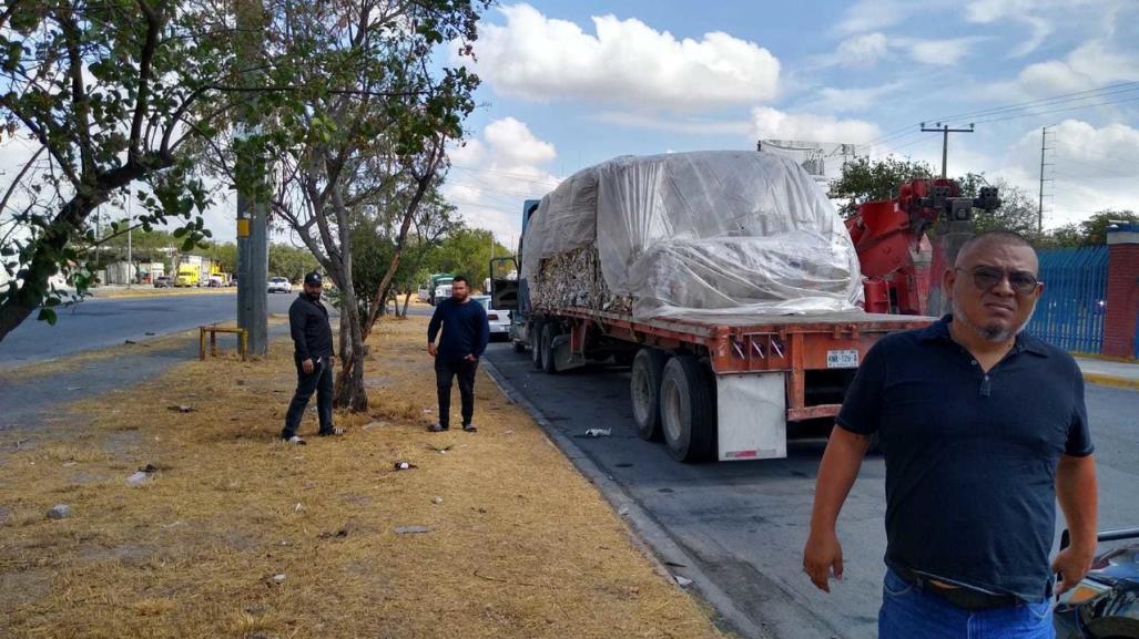 Multan a conductor por tirar carga de papel y cartón en carretera