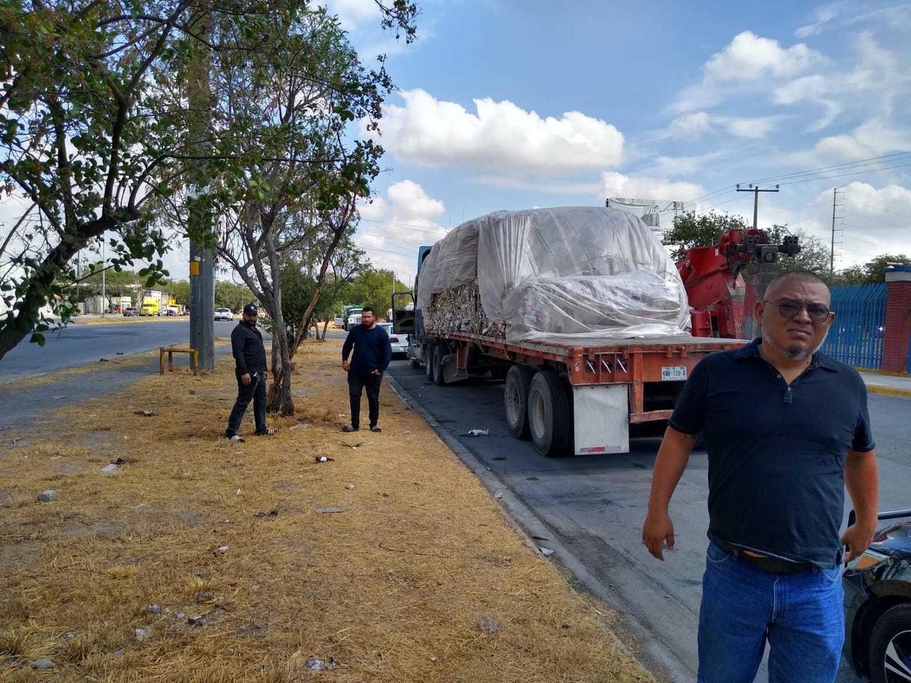 Multan a conductor por tirar carga de papel y cartón en carretera