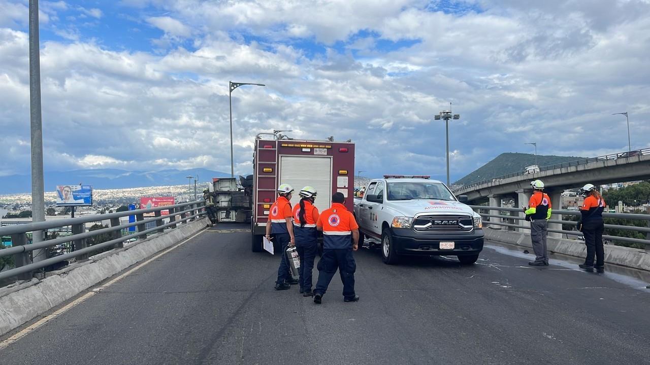 Pipa de gas LP vuelca en Puente de la Concordia de Iztapalapa. Foto: Ramón Ramírez