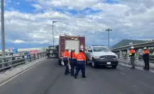 Pipa de gas LP vuelca en Puente de la Concordia de Iztapalapa