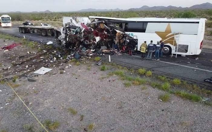 El accidente sucedió en la carretera federal, entre las casetas Coixtlahuaca-Miahuatlán, cerca del puente Calapa, dos vehículos chocaron de frente. Foto: Especial.