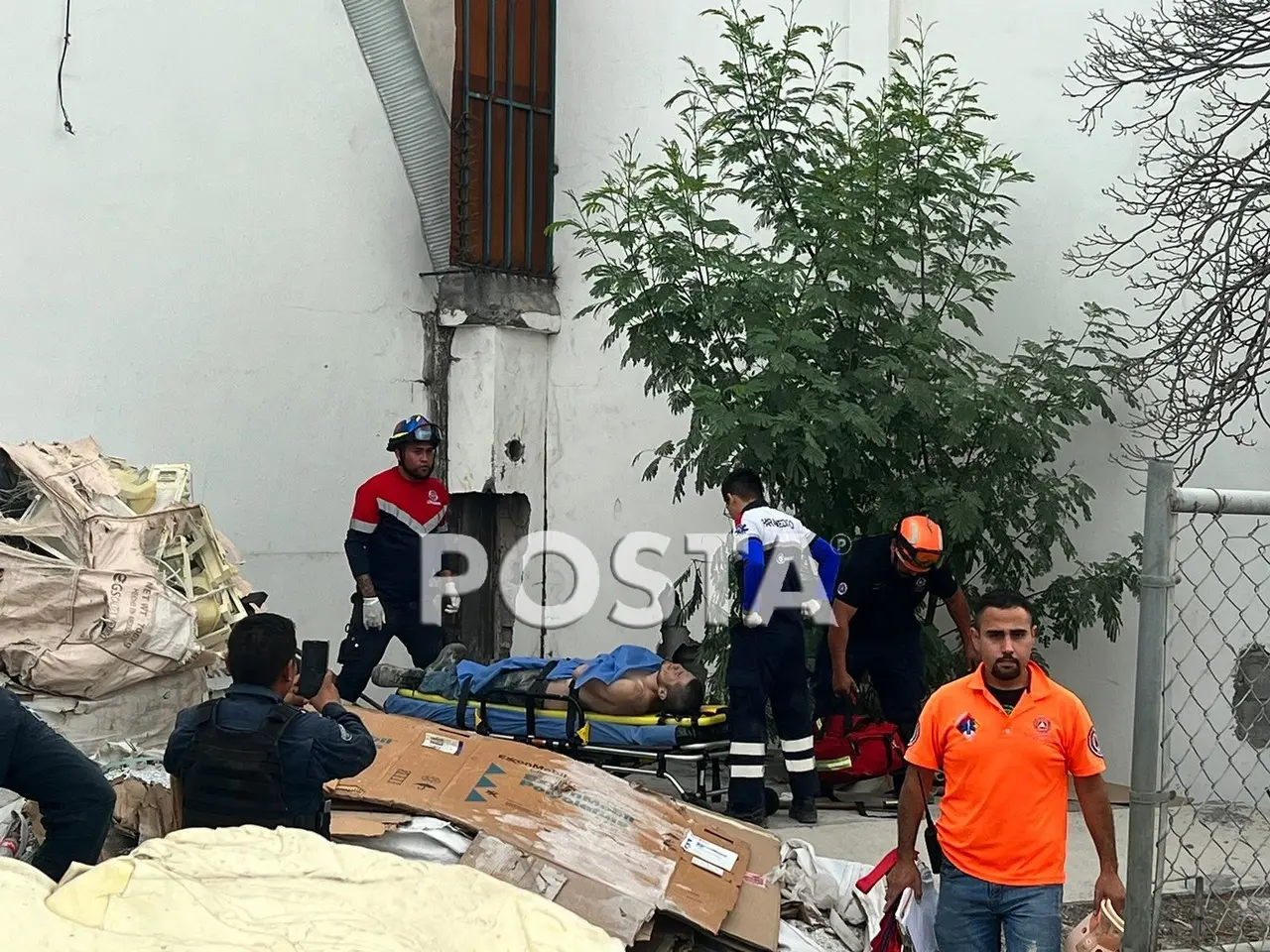 Al llegar al lugar, Protección Civil encontró al ladrón atrapado en la pared, incapaz de liberarse por sus propios medios. Foto: Raymundo Elizalde.