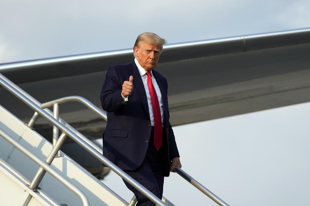 El expresidente Donald Trump baja de su avión a su llegada al Aeropuerto Internacional Hartsfield-Jackson, el jueves 24 de agosto de 2023, en Atlanta. (AP Foto/Alex Brandon)