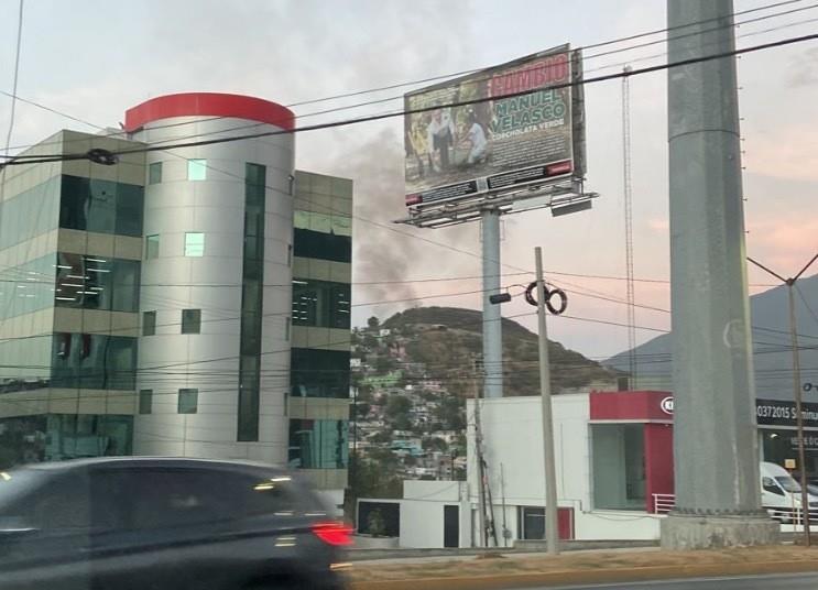 Protección Civil y Bomberos trabajan en incendio en Cerro de la Campana