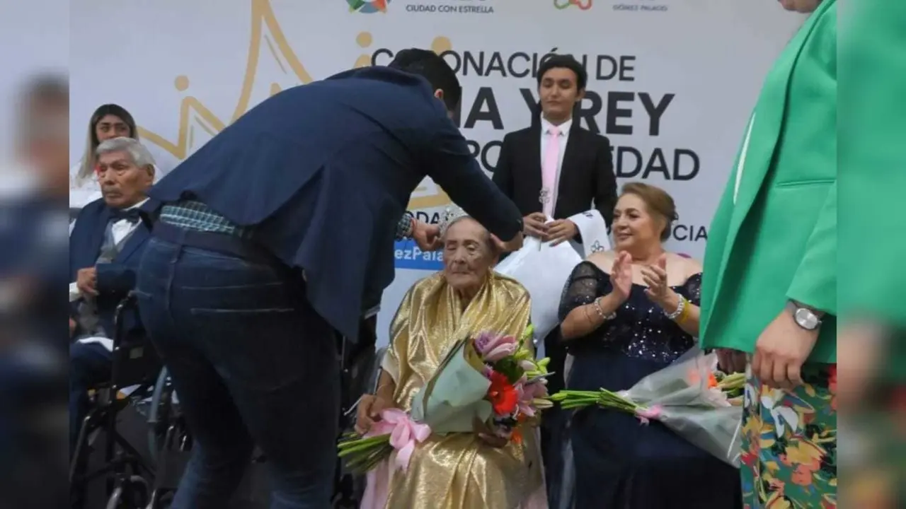 Coronan a Rey y Reina del adulto mayor en Gómez Palacio