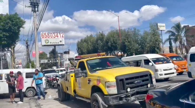 Transportistas bloquean carretera Los Reyes-Texcoco ante operativos. Foto: Especial.