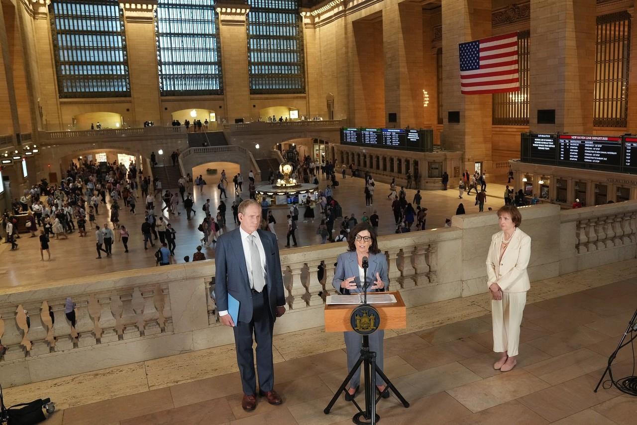 Kathya Hochul, sometida a críticas por su aparente inacción mientras la ciudad de Nueva York afronta la crisis, levanta ahora el tono en una misiva formal a la Casa Blanca con exigencias. Foto: Twitter/ @GovKathyHochul