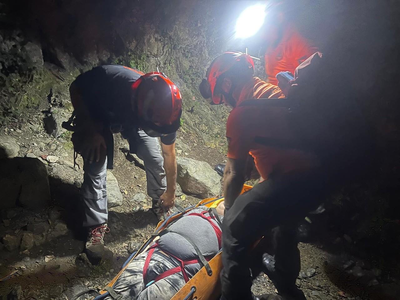 Rescatan a niño tras caer a pozo en área de cascadas del Cerro de la Silla