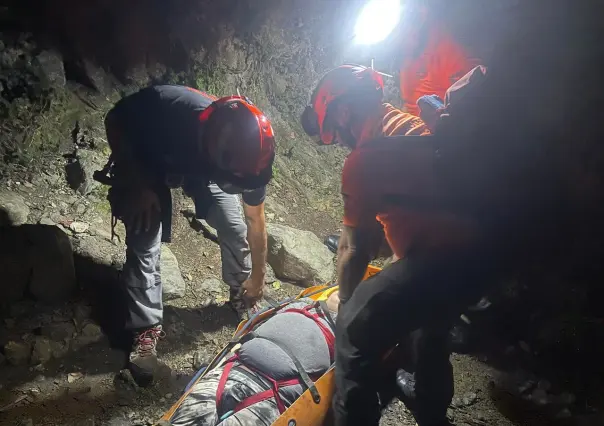 Rescatan a niño tras caer a pozo en área de cascadas del Cerro de la Silla