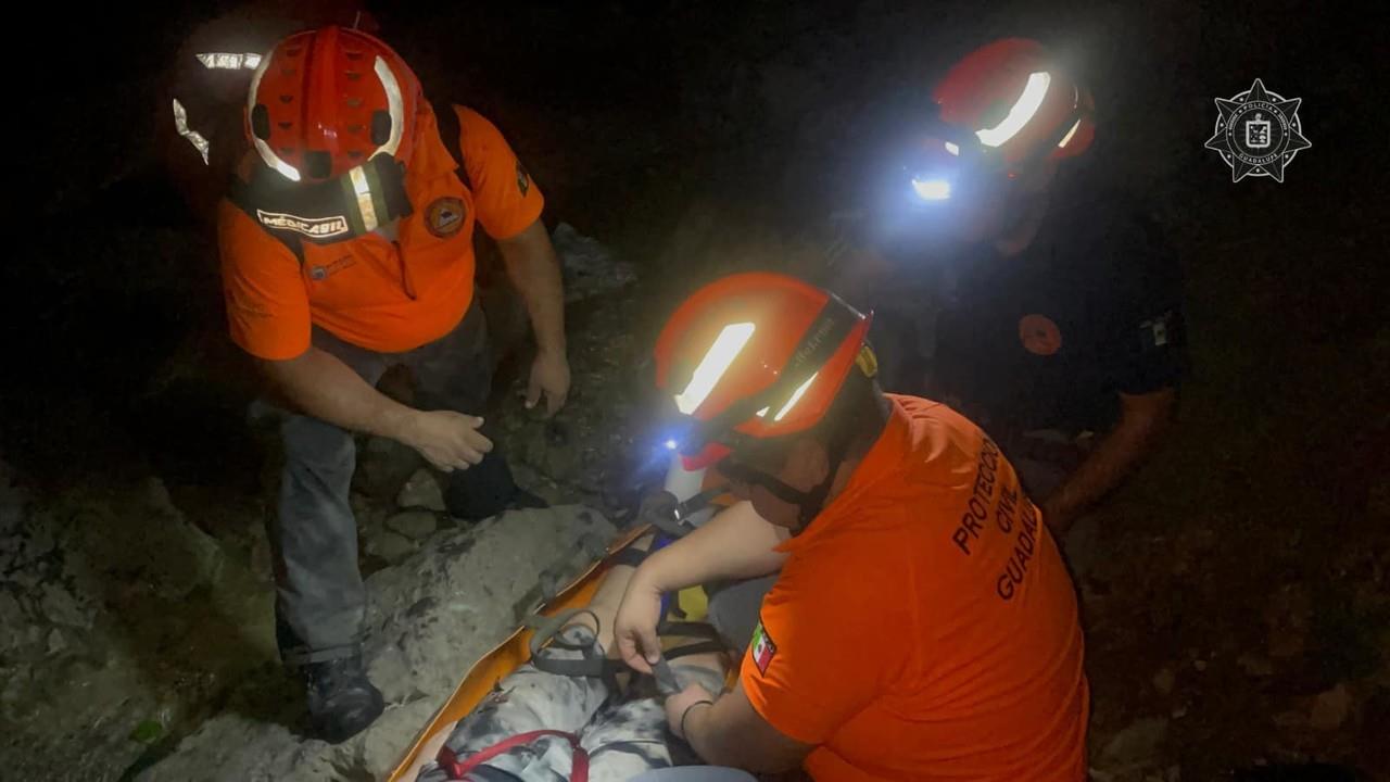 Rescatan a niño tras caer a pozo en área de cascadas del Cerro de la Silla