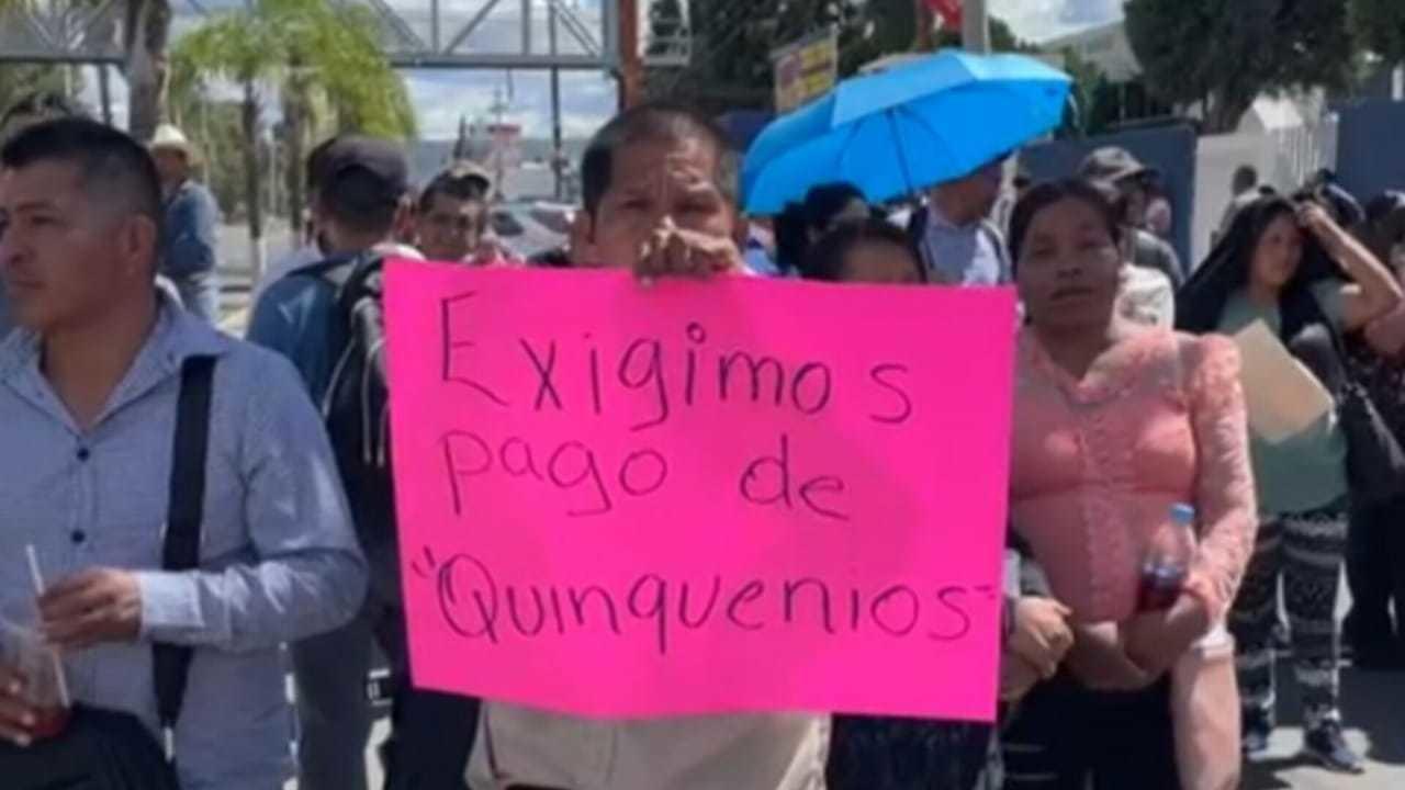 Vuelven a cerrar el boulevard Domingo Arrieta, además de cerrar accesos a la SEED, diversos maestros que exigen el pago de quinquenios. Foto: Aida Campos.