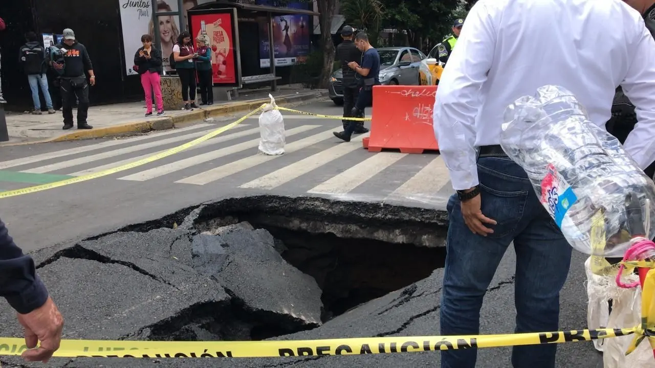 Socavón de tres metros de profundidad aparece en la colonia Roma. Foto: Ramón Ramírez