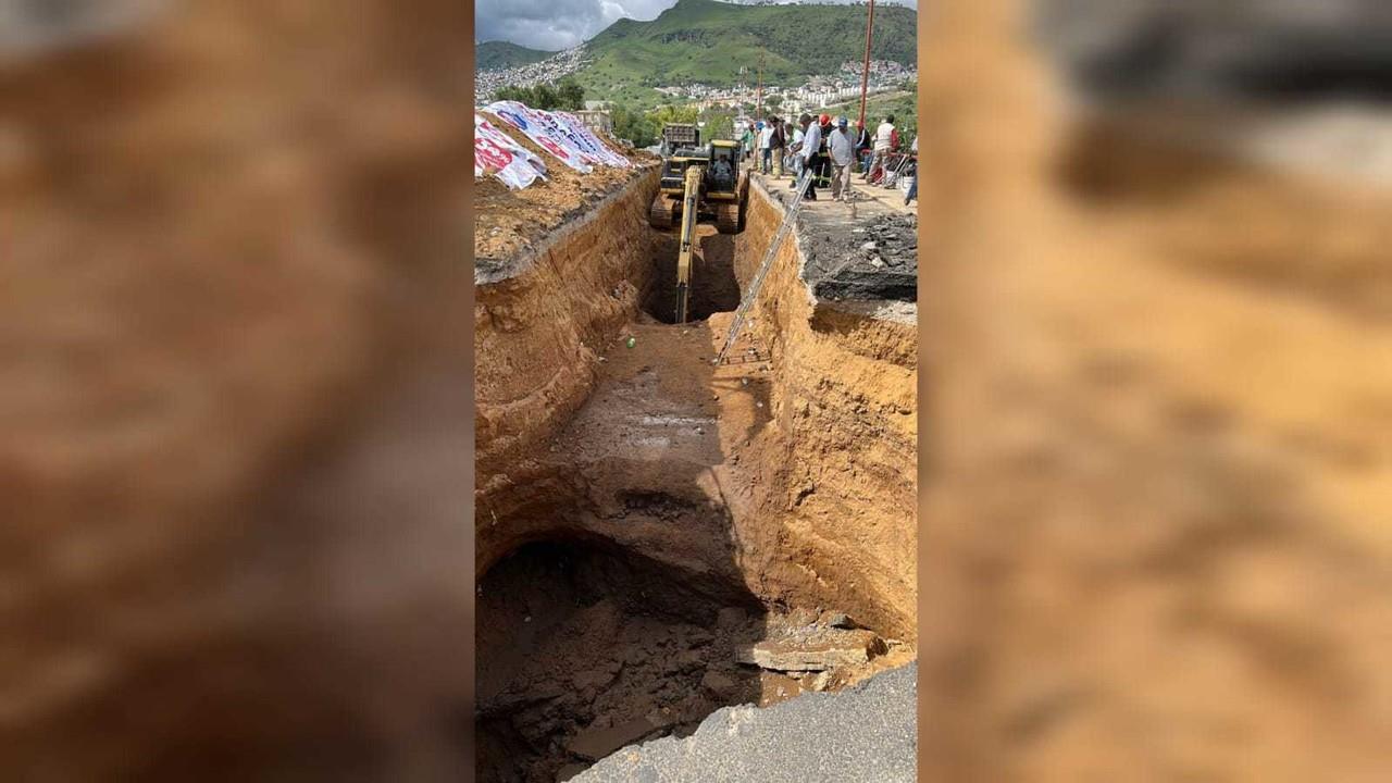 La reparación del socavón que se formó en el puente Herminio Mena. en Tlalnepantla podría quedar reparado hasta el próximo domingo. Foto: Israel Lorenzana