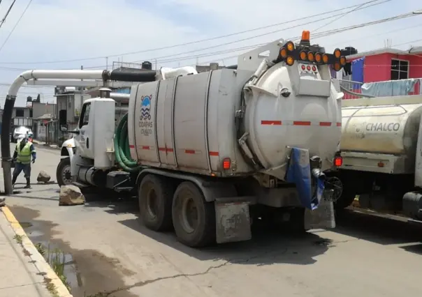 ¡Qué cochinos! Retiran 3 toneladas de basura del drenaje en Chalco