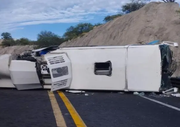 Entregan cuerpos de víctimas tras choque de autobús en Oaxaca