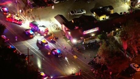 Los agentes acudieron corriendo al lugar después de recibir llamadas de emergencia de que se estaban realizando disparos en el bar. Foto: CNN.