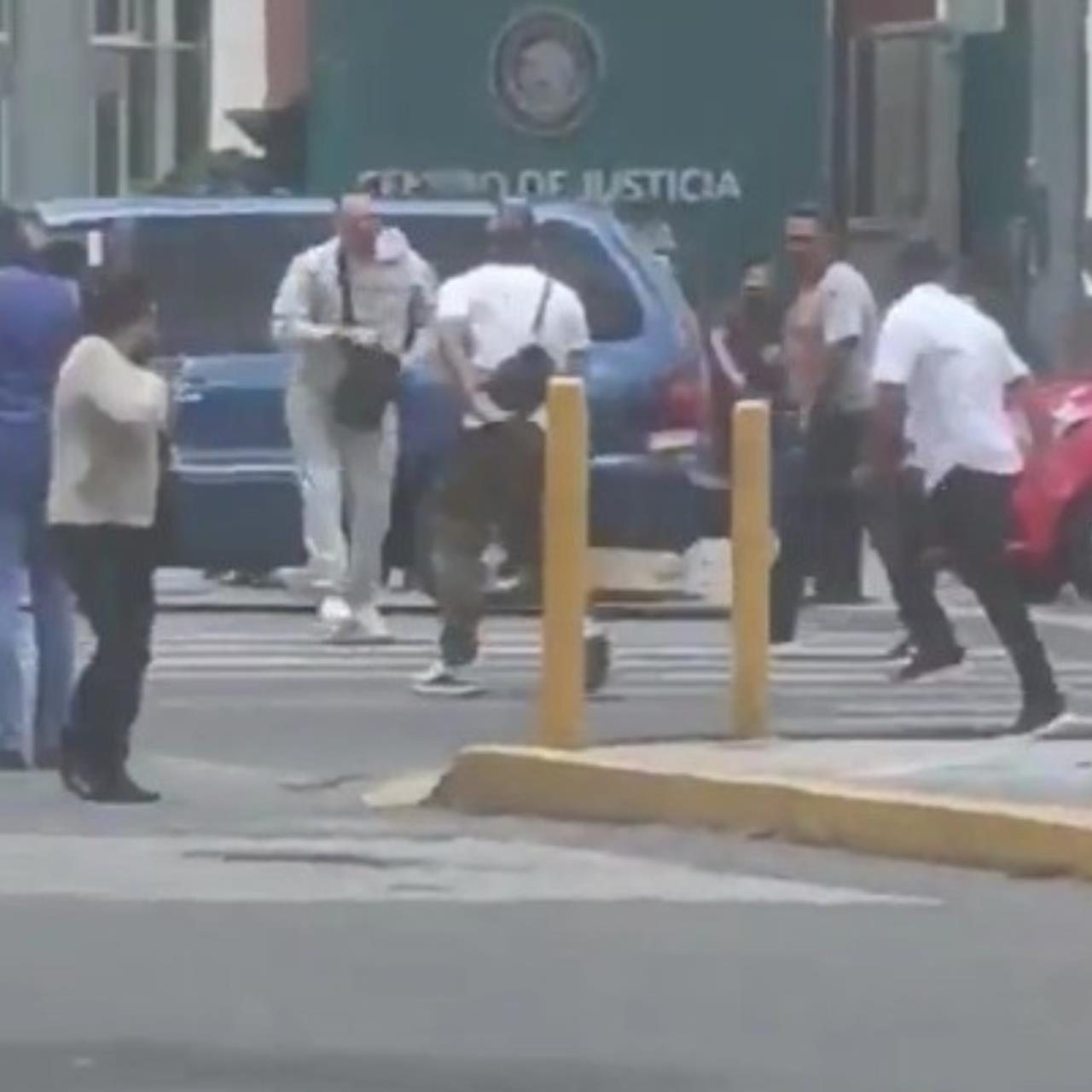 Riña a las afueras del Poder Judicial de la CDMX termina en balacera. Foto: Captura de pantalla