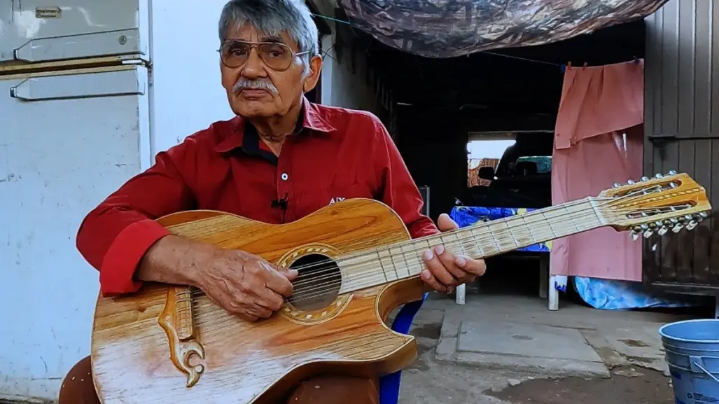 Crea abuelito instrumentos musicales de calidad para ganarse la vida