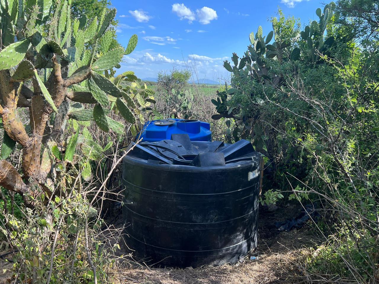 Los contenedores junto con el hidrocarburo, así como las mangueras, fueron puestos a disposición de la Agencia del Ministerio Público Federal. Foto: Facebook Guardia Nacional