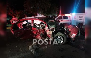 Jovencitos intoxicados se accidentan frente a la camionera; dos hospitalizados