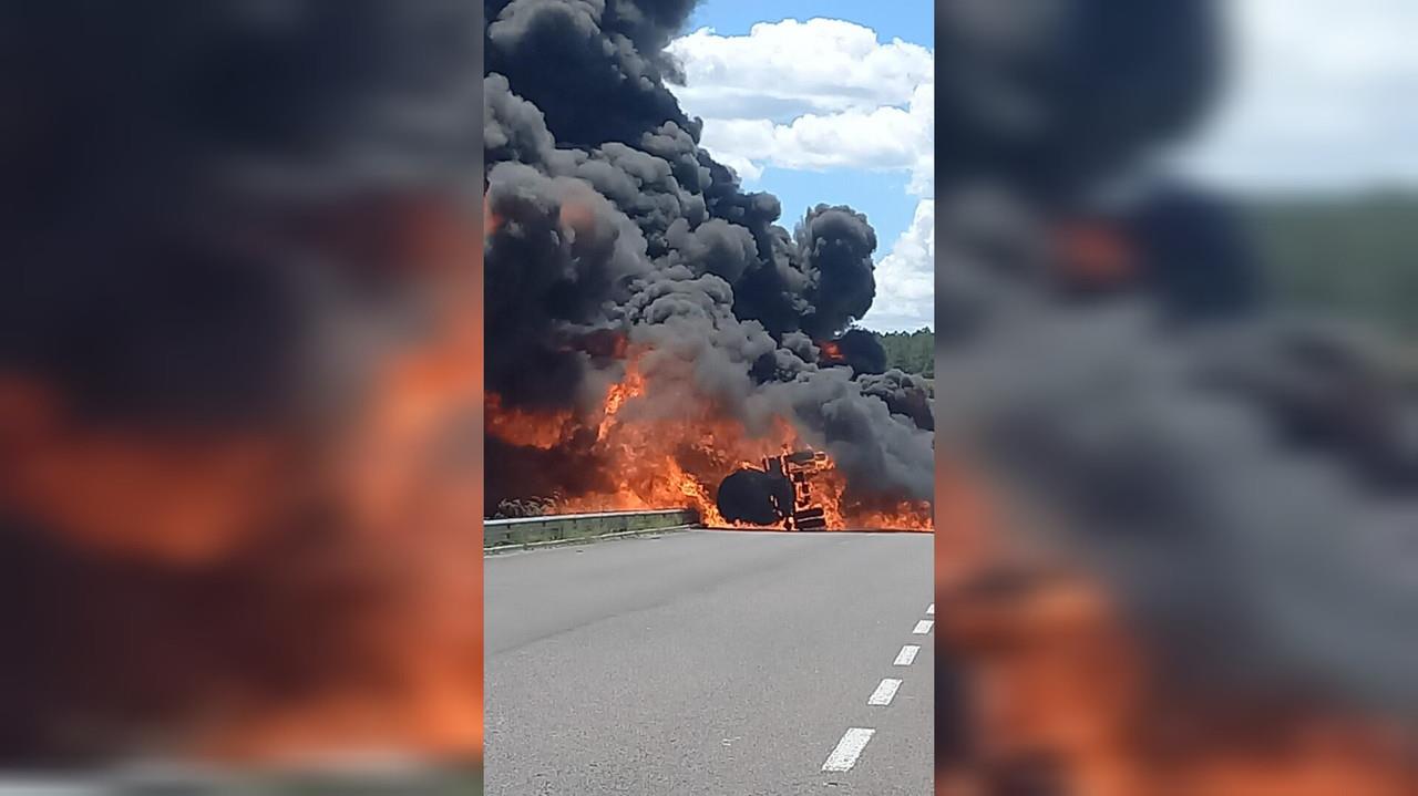 Autoridades atienden incendio de una pipa que transportaba combustible en la supercarretera Durango - Mazatlán. Foto: Especial