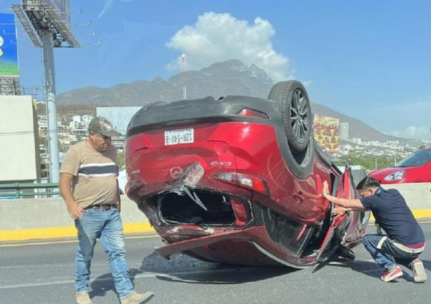 Provoca volcadura de vehículo tráfico pesado en avenida Gonzalitos