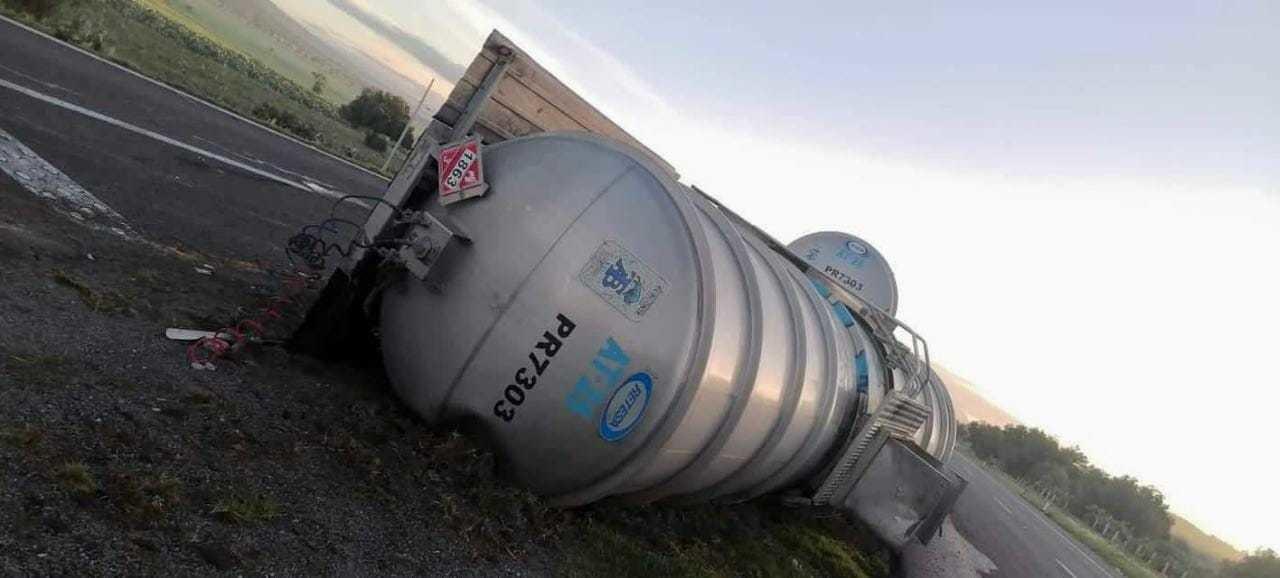 Volcadura de un tractocamión en carretera México-Tulancingo.