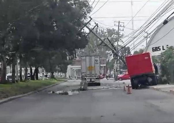 Caos vial en la México-Puebla, camión derriba postes en Ixtapaluca