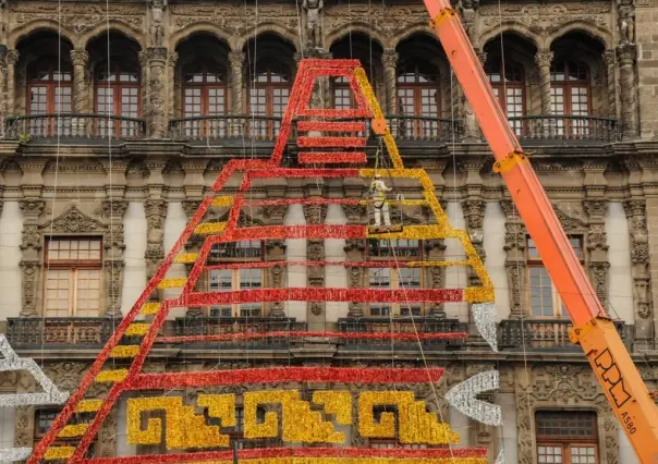 Comienzan a montar el alumbrado y decorado patrio en el Zócalo capitalino